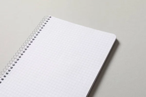 Fehér Notebook Egy Toll Szürke Háttér — Stock Fotó