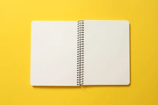 黄色背景的空白笔记本 — 图库照片