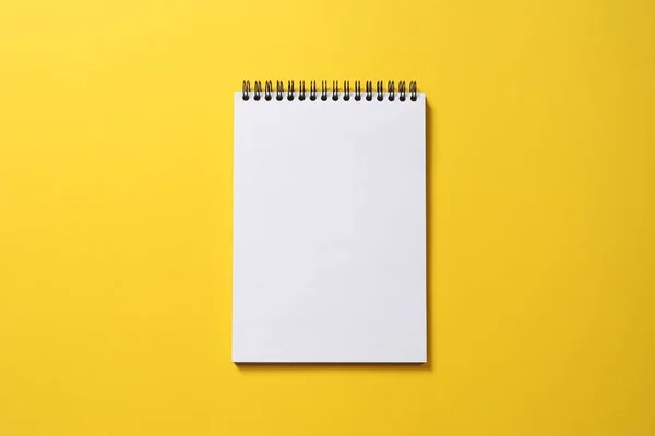 Weißes Notizbuch Mit Einer Leeren Seite Auf Gelbem Hintergrund — Stockfoto