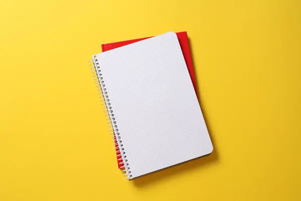 打开亮黄色背景的空白笔记本 — 图库照片