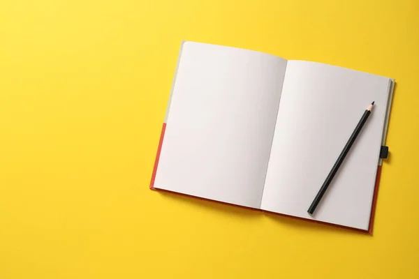 Caderno Branco Sobre Fundo Amarelo — Fotografia de Stock