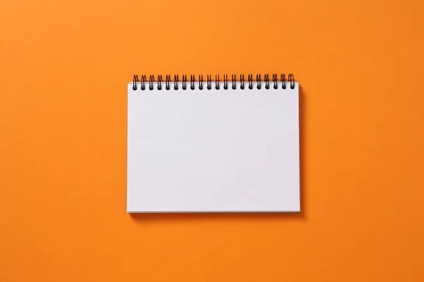 Χάρτινο Σημείωμα Στον Πορτοκαλί Τοίχο Κενό Σημειωματάριο — Φωτογραφία Αρχείου