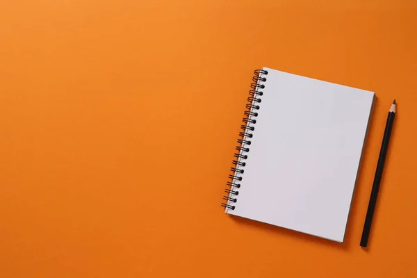 Üres Jegyzetfüzet Ceruzával Papírral Tollal Egy Sárga Asztalon — Stock Fotó