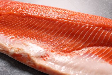 Baharatlı ve ahşap kaplamalı taze çiğ kırmızı balık..