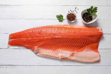 Beyaz masada otlu çiğ balık