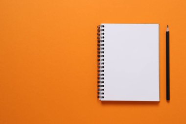 Turuncu arkaplanda beyaz bir defter aç