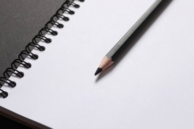 Beyaz zemin üzerinde bir kalem.