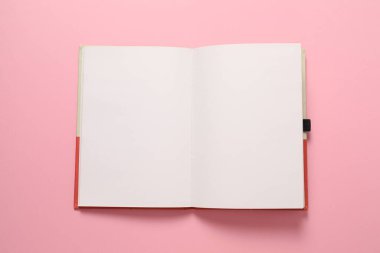pembe arkaplandaki dizüstü bilgisayar, üst görünüm
