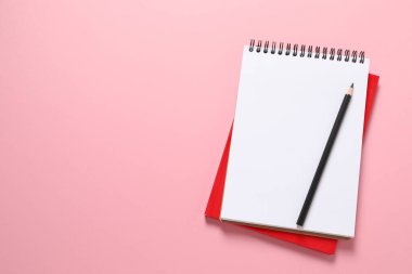 Renkli arkaplanda beyaz gladiolus