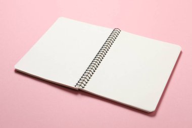 Pembe arkaplanda boş kağıt defter