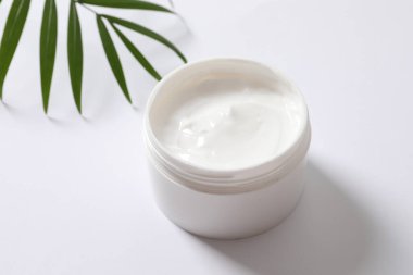 Işık arka plan üzerinde doğal krem kavanoz