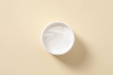 Kopya alanı olan bej arkaplanda beyaz krem