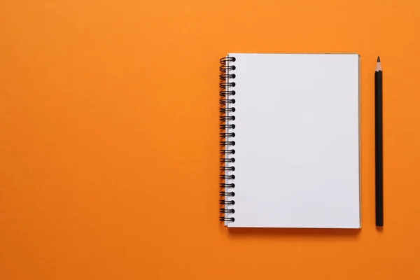 Aperto Notebook Bianco Sfondo Arancione — Foto Stock