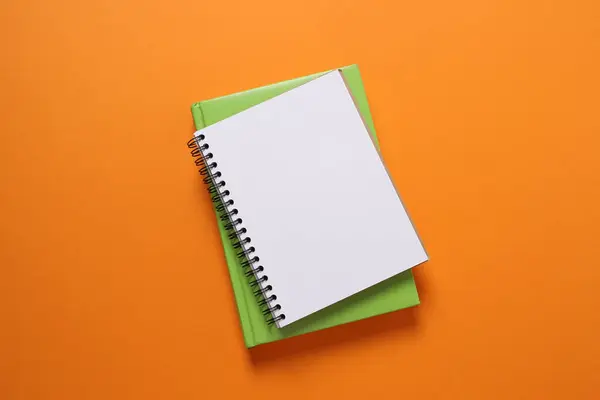 黄色背景的空白笔记本 笔记本和钢笔 — 图库照片
