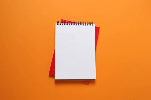 Bloc Notes Avec Papier Blanc Sur Une Table Rouge Vue — Photo