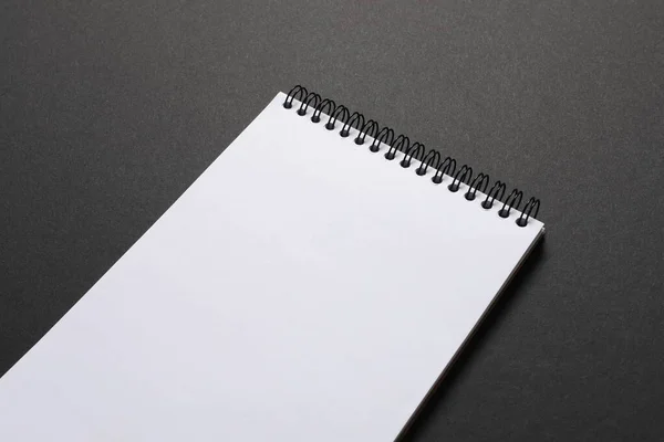 Caderno Branco Fundo Escuro — Fotografia de Stock