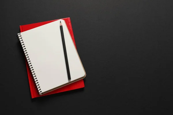 黑色背景的空白笔记本 文具和红纸 — 图库照片