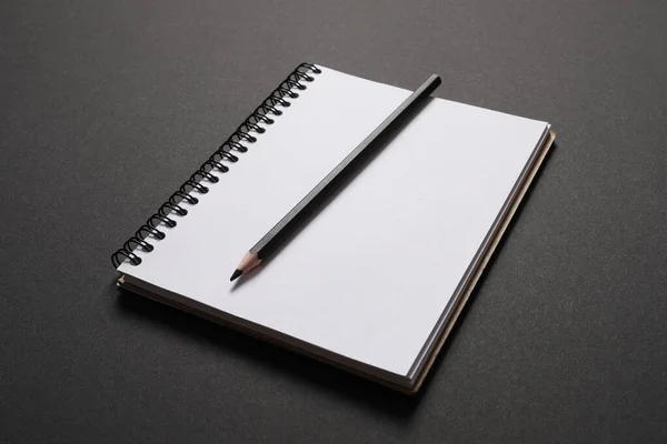 Notebook Nero Vuoto Sfondo Scuro — Foto Stock