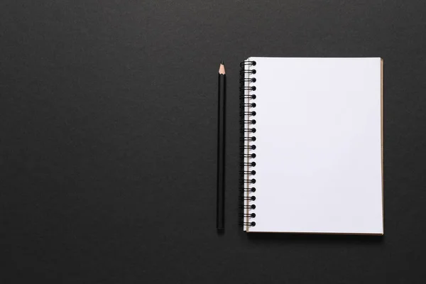Üres Notebook Egy Fekete Háttér — Stock Fotó