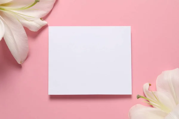 Vit Tomt Kort Och Blommor Rosa Bakgrund Ovanifrån Kopieringsutrymme — Stockfoto