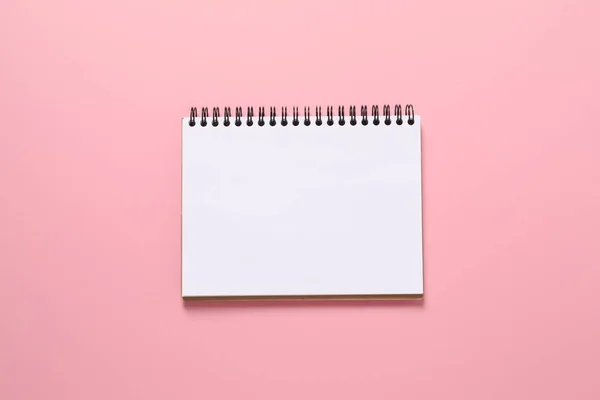 Rózsaszín Háttér Fehér Üres Notebook — Stock Fotó