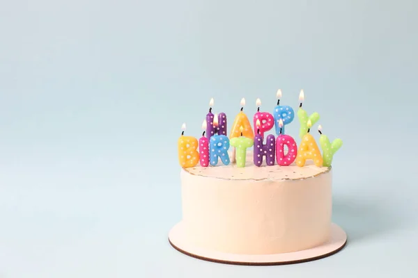 Geburtstagstorte Auf Farbigem Hintergrund — Stockfoto