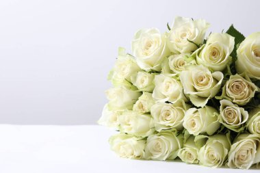 beyaz gül buketi yakın çekim