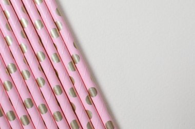 Beyaz arka planda pembe ve beyaz pipetler