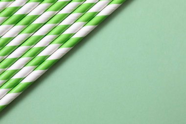 yeşil kağıt arka planda yeşil ve beyaz pipetler.