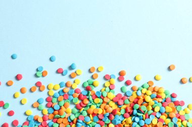 Beyaz arka plan üzerinde renkli şeker şeker