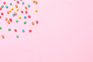 pembe bir arka plan üzerinde renkli konfeti