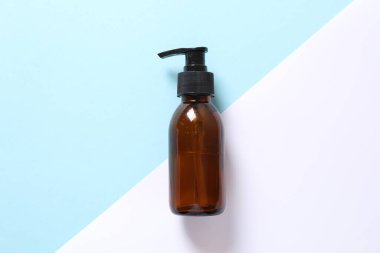 Renk arkaplanında bir şişe serum