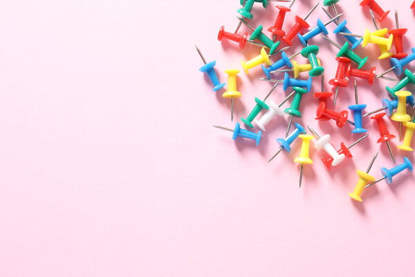 красочные булавки и бумага