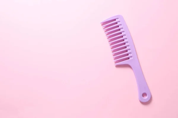 Pink Comb Purple Background Top View Flat Lay Minimal Style — Stock Photo, Image