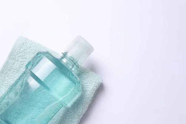 Beyaz arkaplanda nane aromalı gargara