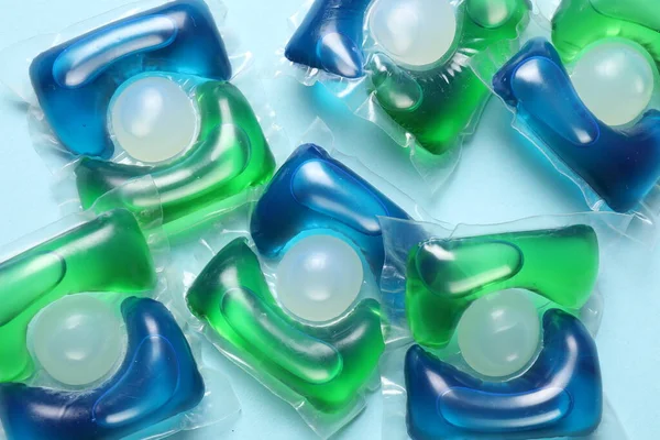 Çamaşır deterjanı yıkamak için kapsüller beyaz arka planda çamaşır yıkamak için.