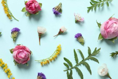 Renkli arka planda güzel çiçekleri olan güzel bir kompozisyon