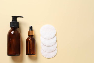 Beyaz arkaplanda bir şişe serum ve boş etiket
