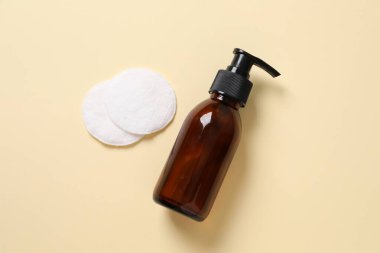 renkli arkaplanda kahverengi zarflar 