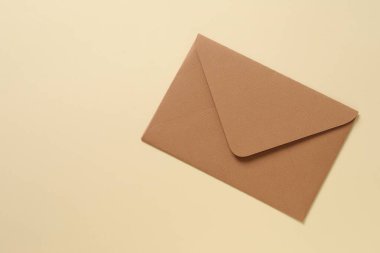 renkli arkaplanda kahverengi zarflar 