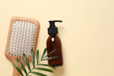 renkli arkaplanda kahverengi zarflar 