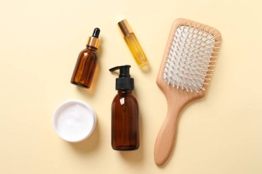 renkli arkaplanda kahverengi zarflar 