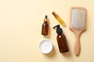 renkli arkaplanda kahverengi zarflar 