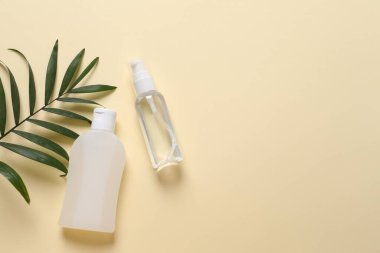 Renkli arka planda kozmetik ve palmiye yağı şişeleri ile kompozisyon