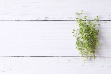 renkli arkaplanda kahverengi zarflar 