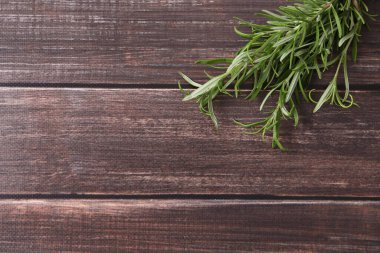 Ahşap arka planda biberiye