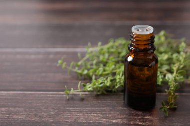  Gri mermer arkaplanda kekik yağı