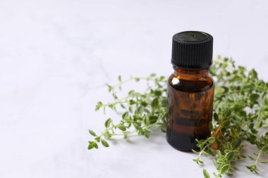  Gri mermer arkaplanda kekik yağı