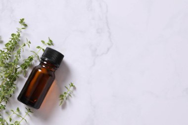  Gri mermer arkaplanda kekik yağı