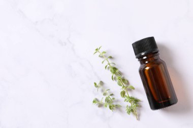  Gri mermer arkaplanda kekik yağı